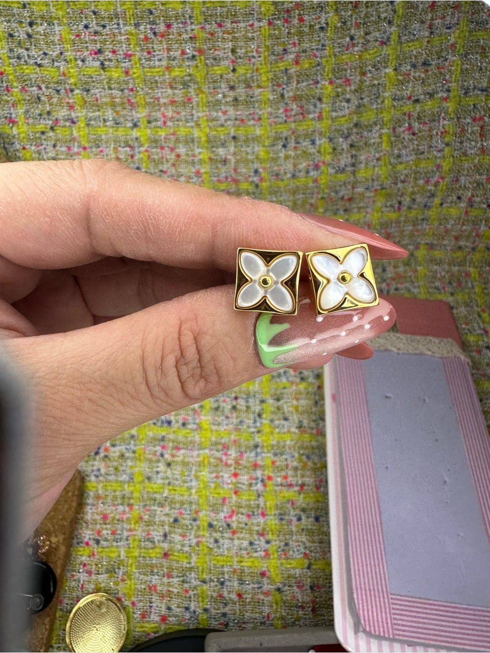 AA great Gold and White Floral Square Stud Earrings - Women Jewelry